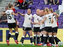 为什么外野手在阳光剧烈时优先选择单手接捕以扩大视野覆盖